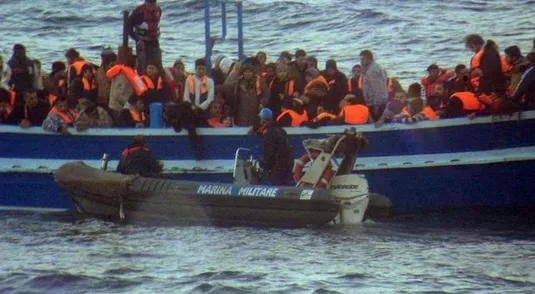 Un barcone soccorso al largo di Lampedusa