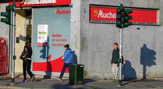 Uno dei punti di vendita della catena Auchan a Milano