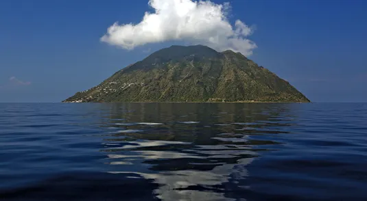 Veduta dell'isola di Alicudi, nell'arcipelago delle Eolie