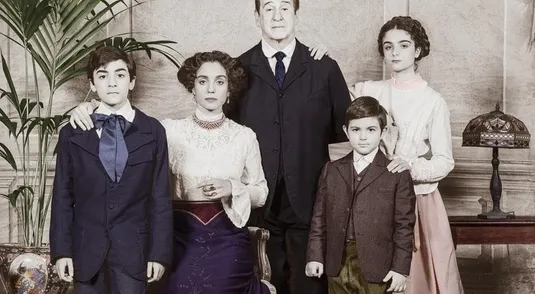 La famiglia Scarpetta nel film 'Qui rido io'. Foto Mario Spada, postproduzione FUORI GAMUT