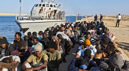 Migranti riportati a terra dalla Guardia costiera libica a Khoms