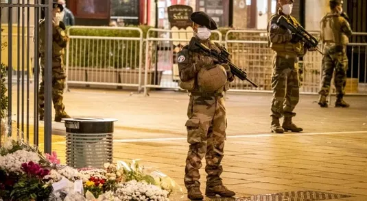 Militari schierati vicino al luogo degli attentat di Nizza