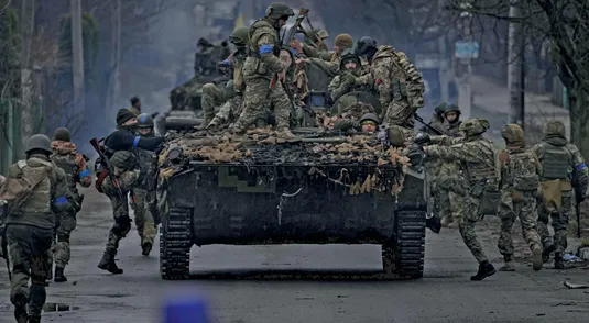 Soldati ucraini a bordo di un carrarmato