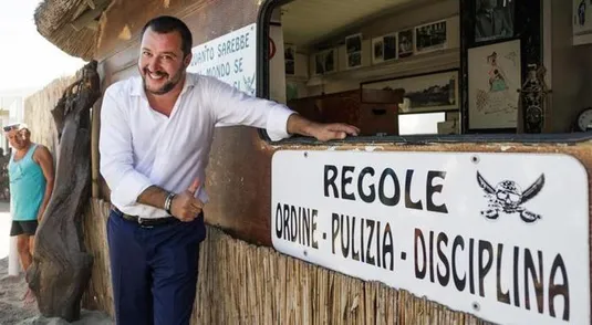 Il segretario della Lega Matteo Salvini in visita alla spiaggia 'fascista' Punta Canna di Chioggia gestita da Gianni Scarpa, Venezia, 18 luglio 2017. ANSA/SCARPA